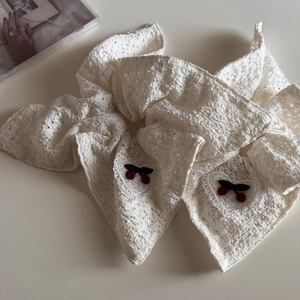 Haargummi aus weißer Spitze mit roter Kirschen-Stickerei und süßer Schleife