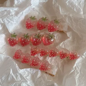 Set di fermagli per capelli a fragola in resina traslucida con base in metallo perlato