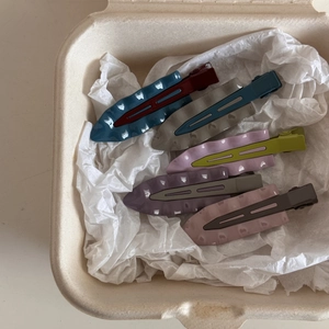 Détail des pinces à cheveux en métal ondulé aux combinaisons bicolores élégantes