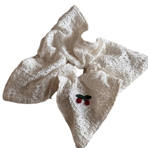 Süßes Spitzen-Haargummi in Creme mit hohlem Herz-Stick und Kirsch-Muster im Detail