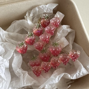 Graziosi fermagli per capelli a fragola in resina per ragazze con design realistico
