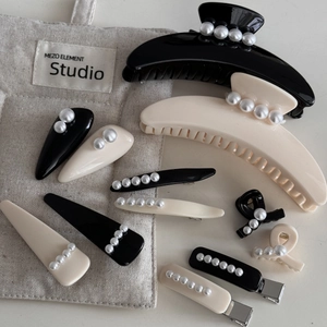 Colección detallada de pinzas para el cabello con perlas y resina negra de estilo francés