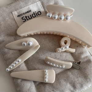 Set de 5 pinzas para el cabello blanco crema con perlas que incluye pinza grande y clips
