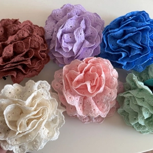 Détail de pinces à cheveux fleurs en tissu avec broderie de dentelle et texture ajourée