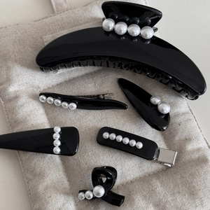 Set de 5 pinzas para el cabello negras elegantes con perlas blancas en una bolsa beige