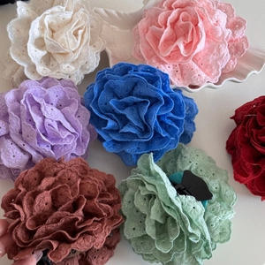 Pinces à cheveux en dentelle florale en plusieurs couleurs comme blanc rose et bleu élégant