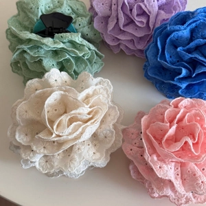 Vue détaillée des pinces à cheveux en dentelle florale aux couleurs variées et broderie