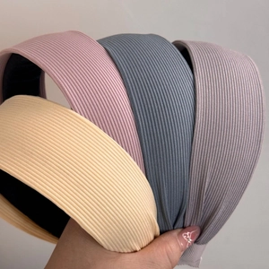 Cerchietti larghi in tessuto a coste nei colori Morandi giallo, rosa, blu e viola