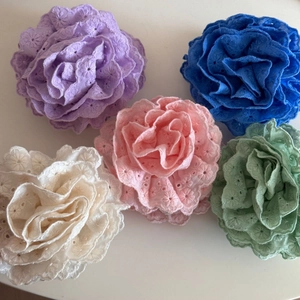 Détails de cinq pinces à cheveux fleurs en dentelle brodée aux bords ondulés délicats