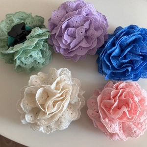 Détail du lot de 5 pinces à cheveux fleurs en dentelle avec broderie aux tons pastel