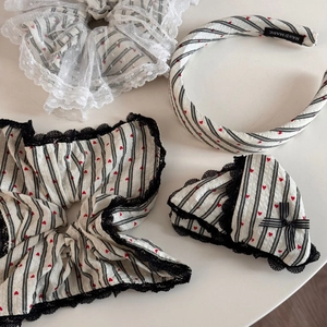 Set accessori capelli a righe con cuori rossi, elastici in pizzo e fascia per capelli