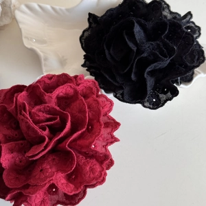 Détails des pinces à cheveux élégantes en dentelle bordeaux et noire brodée main