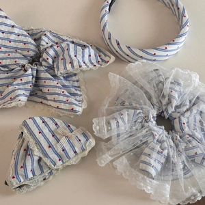Set per capelli a righe bianche e blu con motivi a cuore rosso e pizzo ricamato