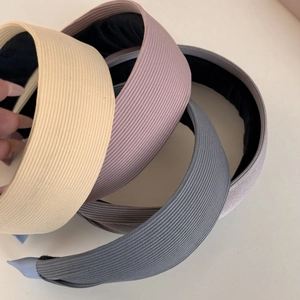 Dettaglio di fasce per capelli a coste larghe in giallo crema, rosa, blu grigio e viola