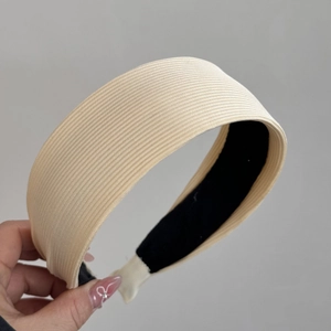 Vista dettagliata della fascia beige a costine con rivestimento interno nero antiscivolo