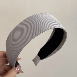 Primo piano di una fascia lavorata a maglia in stile francese grigio Morandi con fodera antiscivolo