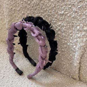 Detail of rhinestone bows on pleated gauze headbands with non-slip teeth texture