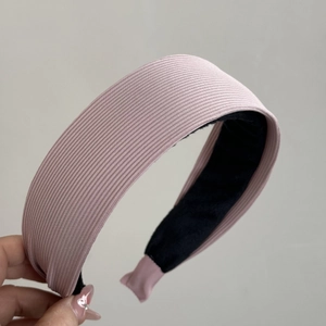 Dettaglio del cerchietto rosa in maglia a costine con trama francese e fodera antiscivolo