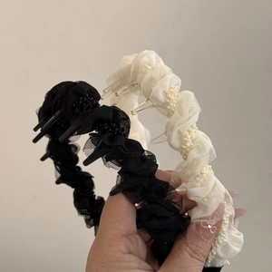 Détails du serre-tête en tulle plissé avec dents antidérapantes et perles décoratives