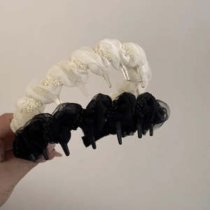Détail de serre-tête en résille antidérapant avec petits clips intégrés et perles