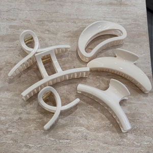 Lot de cinq pinces à cheveux blanc crème en acrylique aux formes élégantes variées