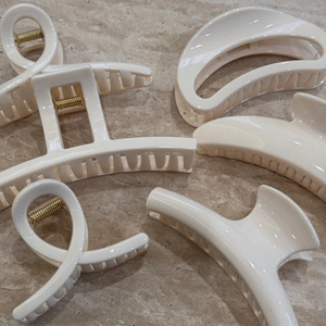Ensemble de cinq pinces à cheveux géométriques blanc crème pour des coiffures élégantes