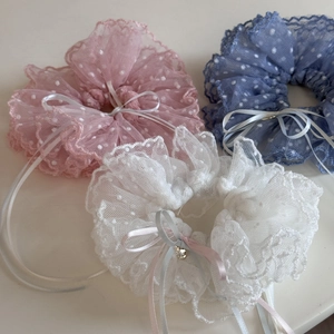 Chouchous élégants en dentelle à pois avec nœuds et pendentifs cœur en rose, bleu et blanc