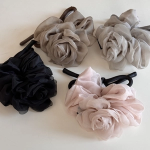 Chouchous élégants en organza avec grandes roses et longs rubans en quatre couleurs