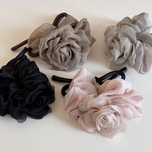 Lot de chouchous fleurs en tulle rose élégants en noir rose gris et marron moka chic