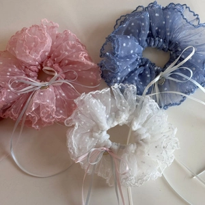 Chouchous en dentelle à pois avec rubans rose, bleu, blanc et pendentifs en cœur
