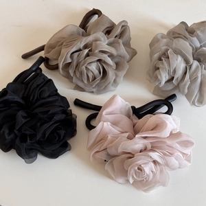 Vue détaillée de quatre grands chouchous roses en organza en kaki, gris, noir et rose