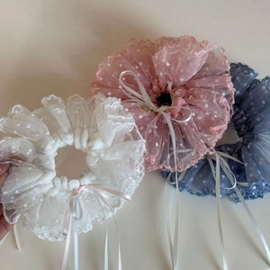 Chouchous en dentelle à pois avec longs rubans et nœuds en blanc, rose et bleu