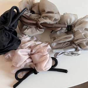 Vue détaillée de chouchous en organza assortis avec des rubans élégants en satin pastel