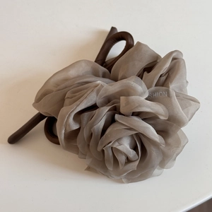 Détail du chouchou rose en organza taupe avec tissu translucide et base marron foncé