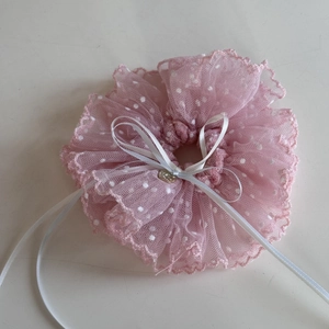 Vue détaillée du chouchou en tulle rose à pois blancs avec pendentif cœur doré chic