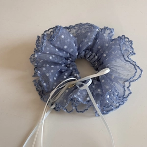 Détail du chouchou en dentelle bleue à pois avec ruban blanc et pendentif doré