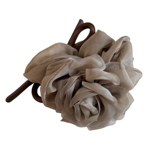 Chouchou fleur rose en gaze marron avec texte de mode sur pétales élégants en organza
