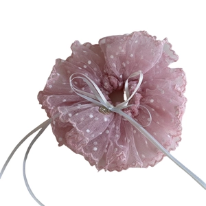 Chouchou en dentelle rose à pois avec un long ruban en satin blanc et un cœur doré