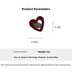 Détail de la pince à cheveux cœur bordeaux en acétate avec dimensions de 4,3 cm