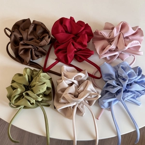 Lot de six chouchous en satin coloré avec de longs rubans dans diverses couleurs élégantes