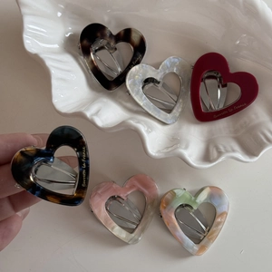 Lot de six barrettes à cheveux en acétate en forme de cœur aux motifs marbrés