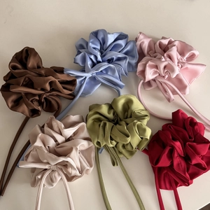 Lot de 6 chouchous en satin français avec de longs rubans en couleurs assorties