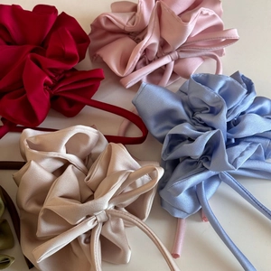 Lot de chouchous en satin français avec de longs rubans en plusieurs couleurs