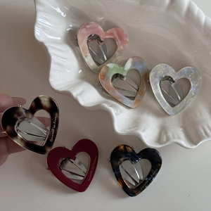 Barrettes à cheveux en acétate en forme de cœur évidé avec divers motifs marbrés élégants