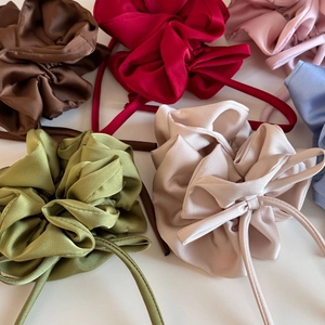 Vue à plat de chouchous en satin colorés avec rubans en tissu lisse de différentes couleurs