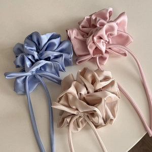Lot de trois chouchous en satin avec de longs rubans en bleu, rose et champagne