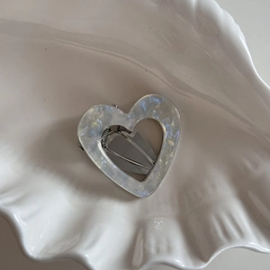 Détail de la pince à cheveux cœur en acétate nacré avec gravure Barrette La France