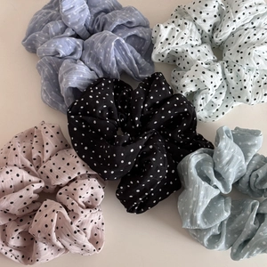 Détails d'un lot de 5 chouchous à pois de différentes couleurs avec texture plissée