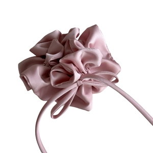 Chouchou élégant en satin de soie rose clair avec de longs rubans style français