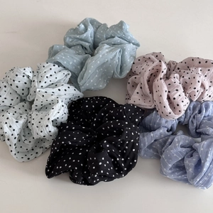 Ensemble de cinq chouchous à pois français aux couleurs douces assorties sur fond uni clair